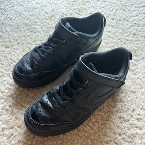 Kids all-black Nike sneakers! Great condition !